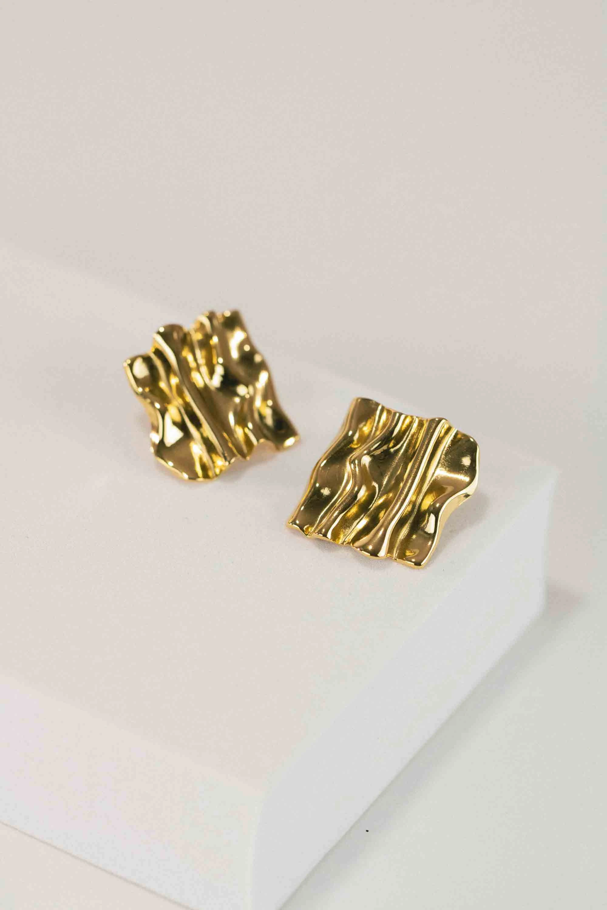 Fashionable Clip on earrings that are lightweight and delicate for your ears